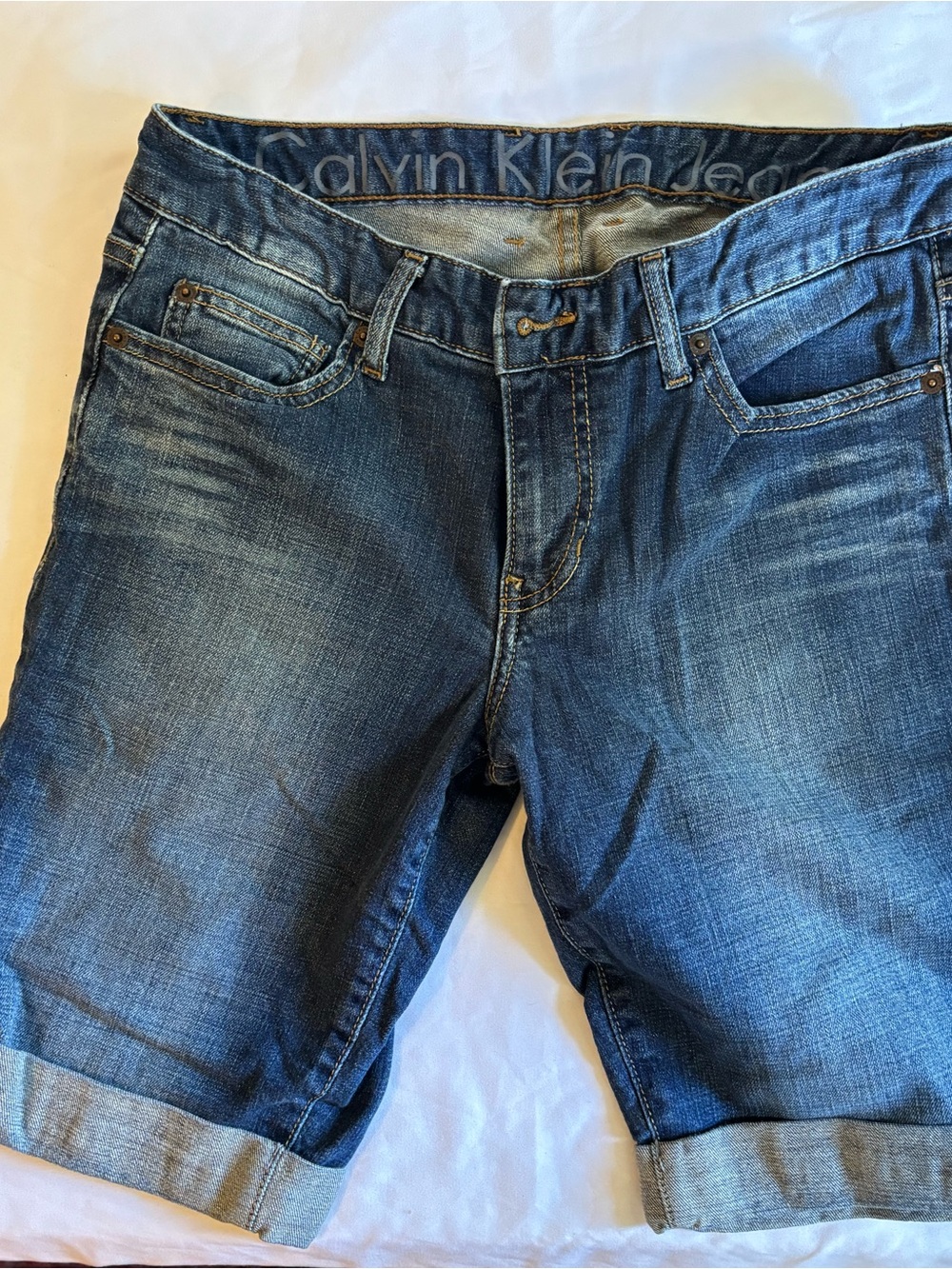 Calvin Klein Jeans medium wash cuffed Bermuda denim shorts size 8 (29)